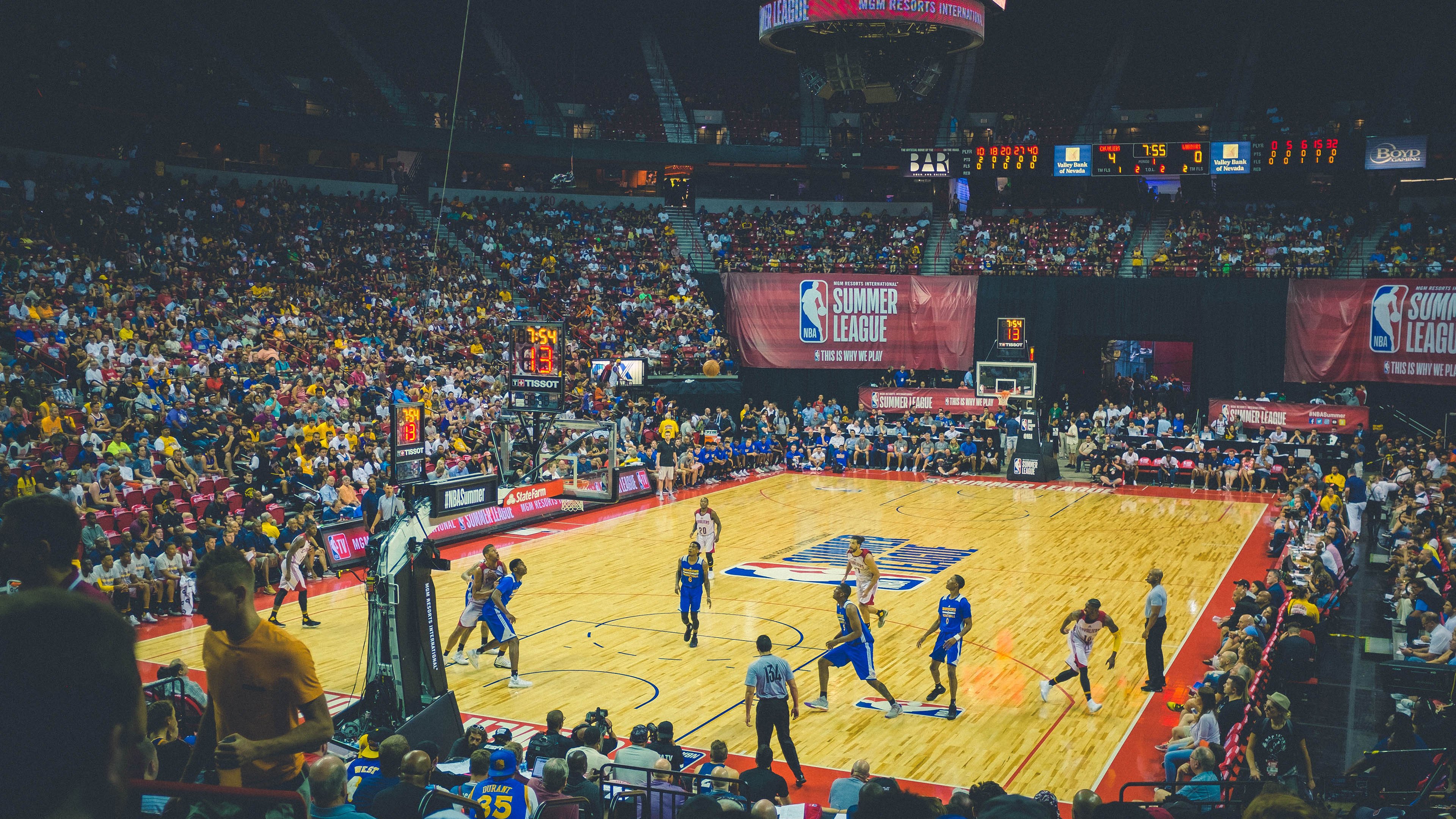 球迷狂热：疯狂应援让比赛高潮不断，球迷欢呼视频